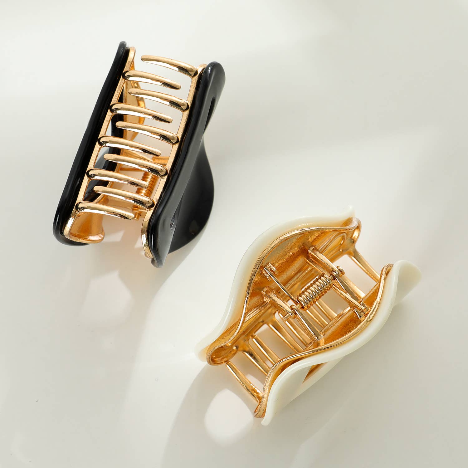 Nadia Medium Curved Metal Claw Clip